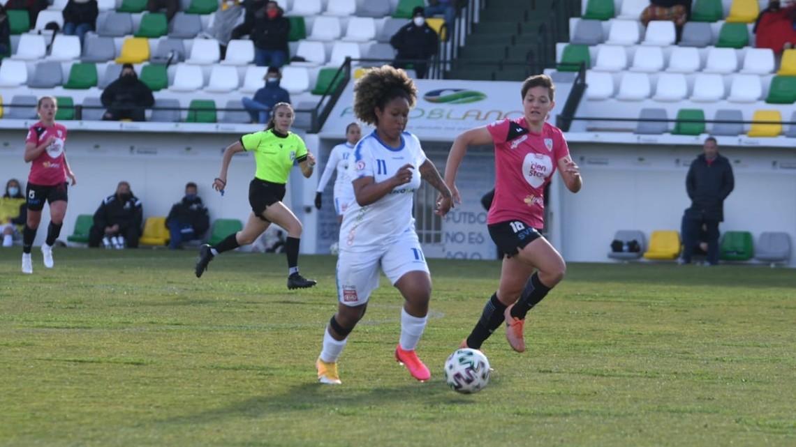 Karla en una acción del partido que midió al Pozoalbense con el Alhama en el partido de la primera vuelta