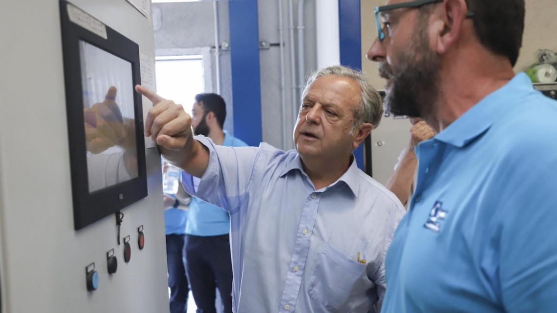 Salvador Fuentes hablando con un técnico de Emproacsa