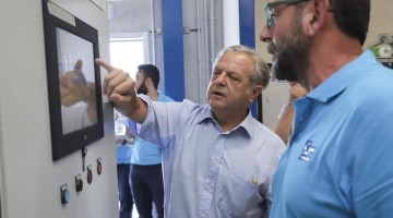 Salvador Fuentes hablando con un técnico de Emproacsa