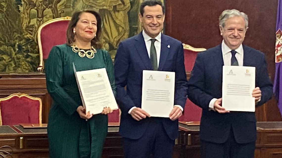 Juanma Moreno, Carmen Crespo y Salvador Fuentes durante la firma del convenio. Foto: Consejería de Agricultura