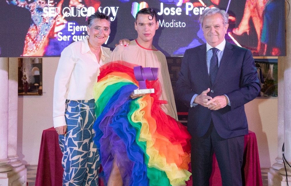 José Perea junto al presidente de Diputación y la diputada provincial de Hinojosa del Duque