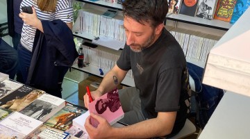 Marce Moreno firmando ejemplares en la Feria del Libro de Madrid