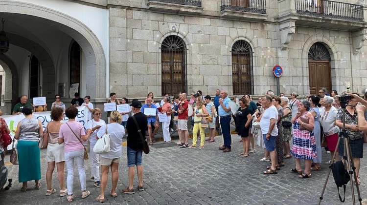 Imágenes de la concentración pidiendo la residencia de mayores