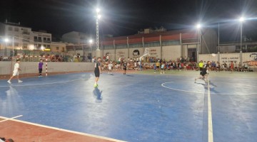 Un partido de fútbol sala durante el Oratorio salesiano