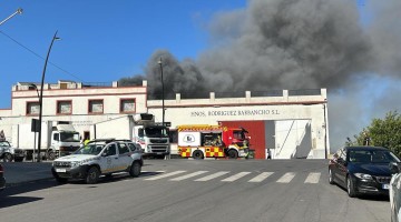 Incendio en una nave industrial en Hinojosa del Duque