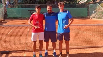 Alejandro López junto a su compañero de dobles y su entrenador