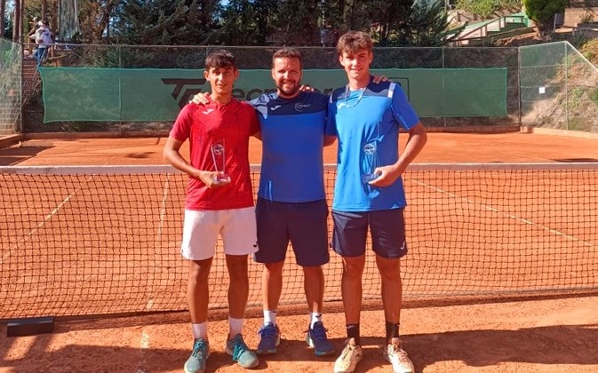 Alejandro López junto a su compañero de dobles y su entrenador