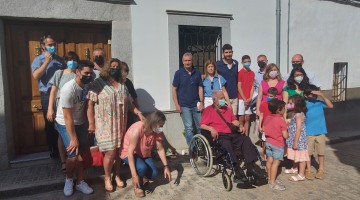 La familia de Eusebio Crespo durante un homenaje en Torrecampo