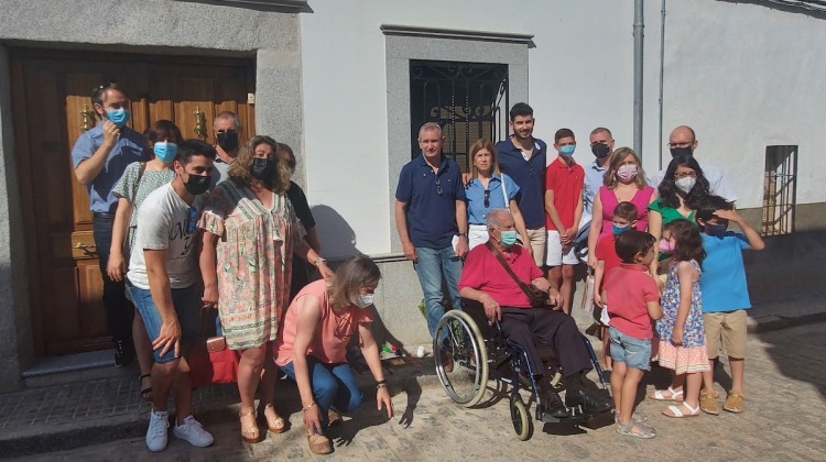 La familia de Eusebio Crespo durante un homenaje en Torrecampo