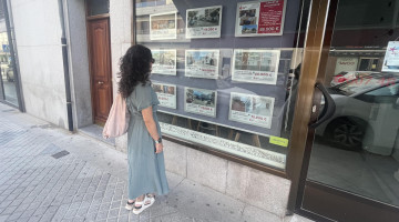 Una personas viendo pisos en una inmobiliaria