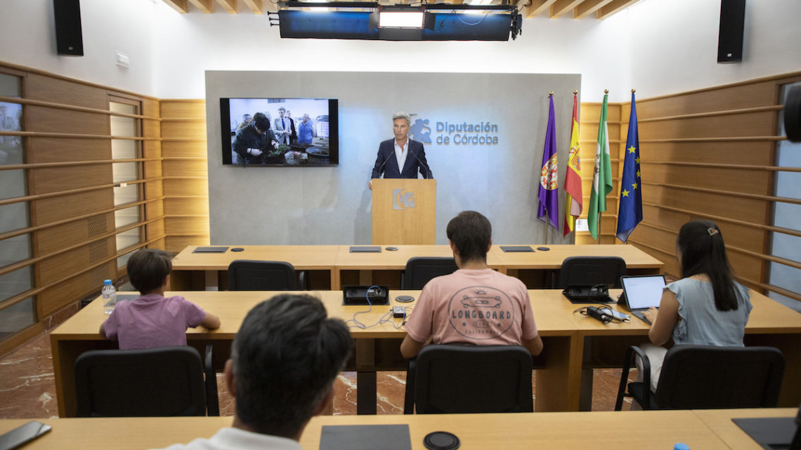 Andrés Lorite explicando las actuaciones