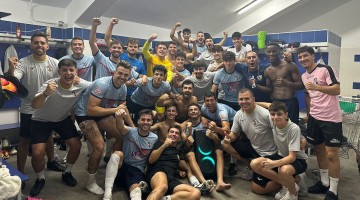 El CD Pozoblanco disputará la final de la Copa RFAF tras imponerse al Inter Sevilla en el partido de vuelta de semifinales. El partido no tuvo goles y el 1-1 de la ida dejó la resolución de la eliminatoria en los lanzamientos desde los once metros. Y ahí Jerry se erigió como el héroe del choque parando dos lanzamientos de su rival mientras que el acierto en las filas blanquillas fue absoluto. Entró antes en el partido un Pozoblanco que volvió a intentar hacer su juego, con entradas por las bandas y con ritmo. Por ahí, por las bandas, llegaron los primeros centros de los locales sin que encontraran destino. Un cuarto de hora tardó en avisar el Inter Sevilla y lo hizo con propiedad porque fue con un gol anulado por falta al cancerbero. Condenaron las pérdidas a los de Alberto Fernández, que dieron alas a su rival con esas imprecisiones, más las que tomó el cuadro sevillano en las opciones a balón parado. Los visitantes fueron ganando terreno mientras el Pozoblanco lo intentó con Fran Gómez y Migue Sánchez como protagonistas, pero sus disparos no llegaron a buen puerto. A seis para el final de la primera parte, el Inter Sevilla volvió a ver portería aunque el colegiado volvió a anular el gol por falta. Con empate a cero se llegó a una segunda mitad donde el Pozoblanco no supo romper el orden del cuadro sevillano, que se replegó con criterio para no dar opciones a los blanquillos a la contra. Los centros siguieron sin encontrar rematador y ni en las contras ni a balón parado encontró el cuadro local el camino del gol. Una de las mejores ocasiones las tuvo Zara pero su remate de cabeza fue excesivamente flojo y lo atajó el portero visitante. Así las cosas, el marcador no se movió tras la disputa de los 90 minutos reglamentarios y llegó la hora de la tanda de penaltis. Migue Sánchez no erró y tampoco lo hizo Juanan para el Inter, ambos con dos disparos al centro imparables para los porteros. Zara siguió el camino de su compañero pero Sabate se encontró con la primera parada de la tanda de Jerry. El acierto de Luna y la segunda parada de Jerry -esta a disparo de Paco- dejó todo en las botas de José Carlos, que no falló para que el Pozoblanco esté en la final de la Copa RFAF. FICHA TÉCNICA: 0.- CD POZOBLANCO: Jerry, Arnau Roca, Kilian, Luna, Fran Gómez, Migue Sánchez, León (José Carlos, m. 58), Jesús Marín (Ángel García, m. 88), Diawara (Zara, m. 65), Moha (Carlos Moreno, m. 65) y Vargas (Moslero, m. 88). 0.- INTERNACIONAL DE FÚTBOL DOS HERMANAS SEVILLA: Juanan, Esteban, Almagro, Diego (Beni), Sabate, Pablo, Maqueda, Estévez (Paco, m. 62), Gustavo, Joselu (Yuan, m. 62) y Núñez (Marco, m. 23). ÁRBITRO: Rodríguez López. Amarilla a los locales Diawara, Moha y Vargas; y a los visitantes Gustavo y Diego. INCIDENCIAS: Partido correspondiente al partido de vuelta de las semifinales de la Copa RFAF disputado en el estadio Nuestra Señora de Luna.