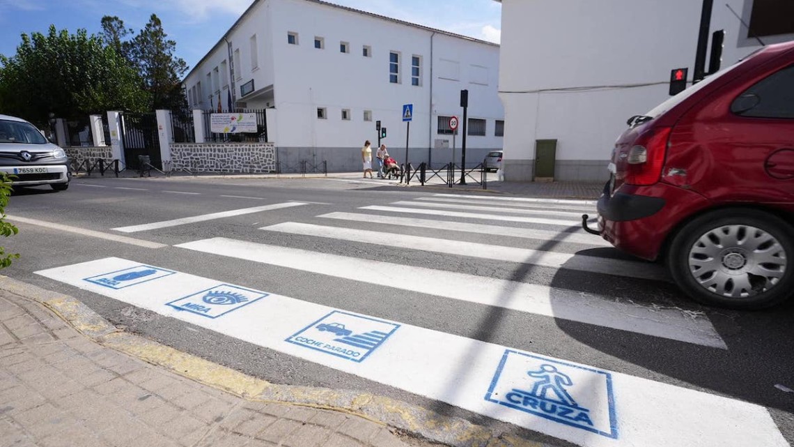 Pictograma en un paso de peatones en las inmediaciones del colegio Manuel Cano