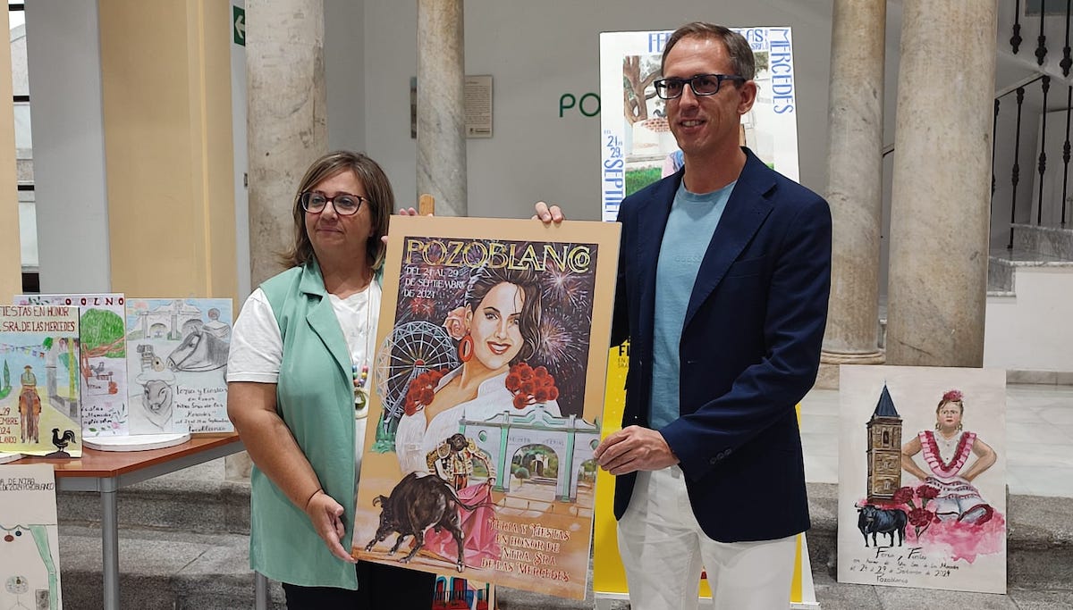 Santiago Cabello y Lola García con el cartel ganador