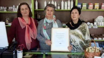 Juana Redondo, en el centro de la imagen, junto a las otras fundadoras de Cosmética Pedroches