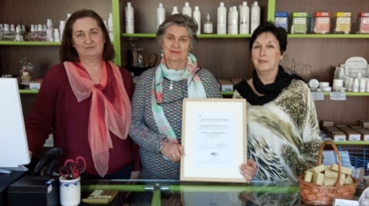 Juana Redondo, en el centro de la imagen, junto a las otras fundadoras de Cosmética Pedroches