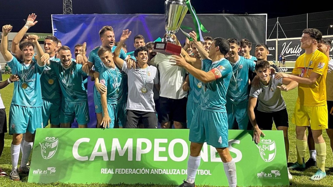 Ángel García levantando la Copa de campeón