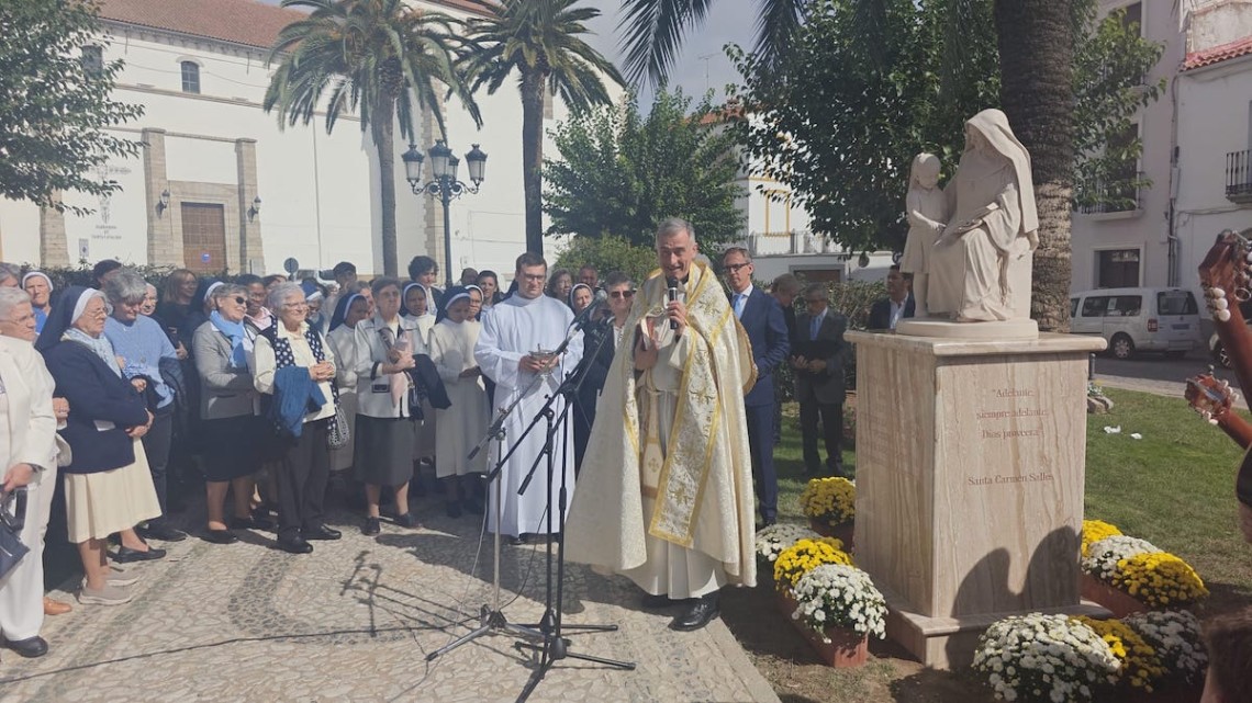 Inauguración de la escultura de Carmen Sallés