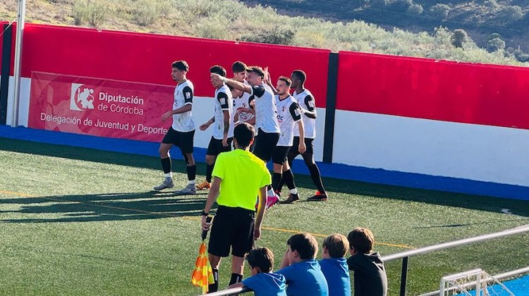 El Pozoblanco celebrando uno de los goles. Foto: Twitter Atlético Espeleño