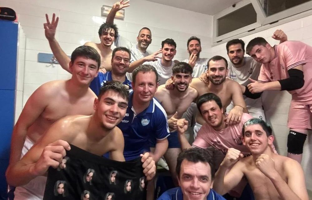 Los jugadores celebrando la victoria en el vestuario