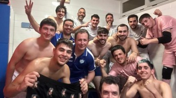 Los jugadores celebrando la victoria en el vestuario