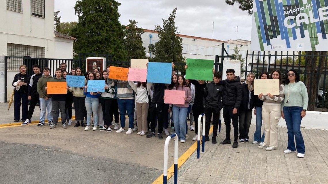 Alumnado del IES Calero durante la concentración