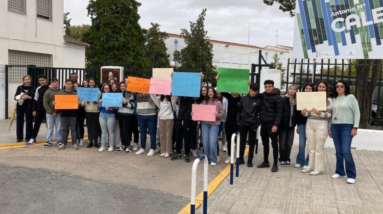 Alumnado del IES Calero durante la concentración