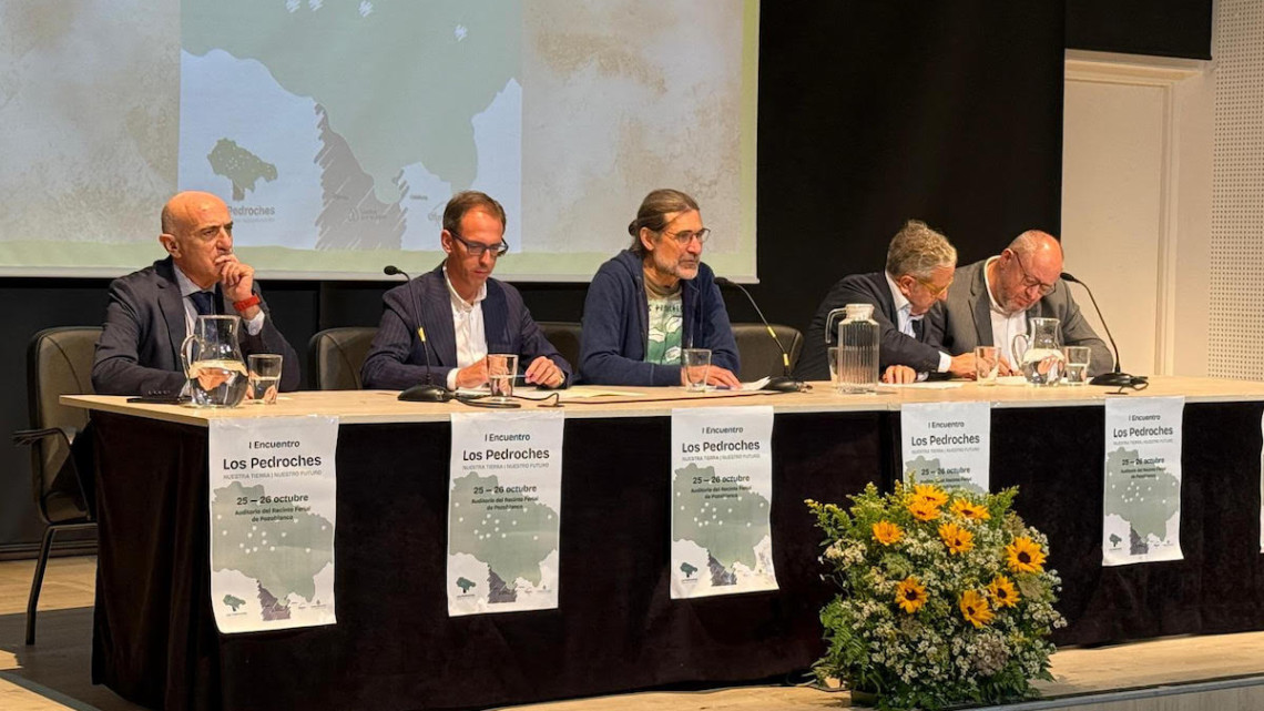 Samuel Moreleda, el primero por la izquierda, durante la inauguración del Encuentro