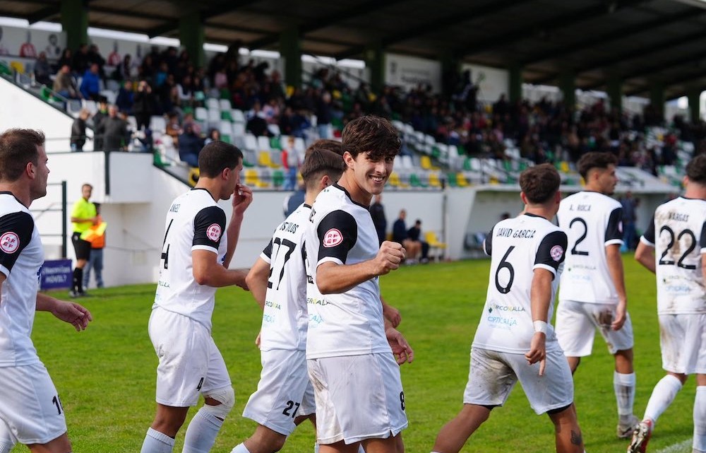 Migue Sánchez celebrando un gol con el equipo. Foto: CD Pozoblanco