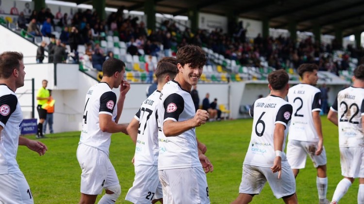 Migue Sánchez celebrando un gol con el equipo. Foto: CD Pozoblanco