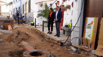 Raquel López y Santiago Cabello visitando las obras del PFEA