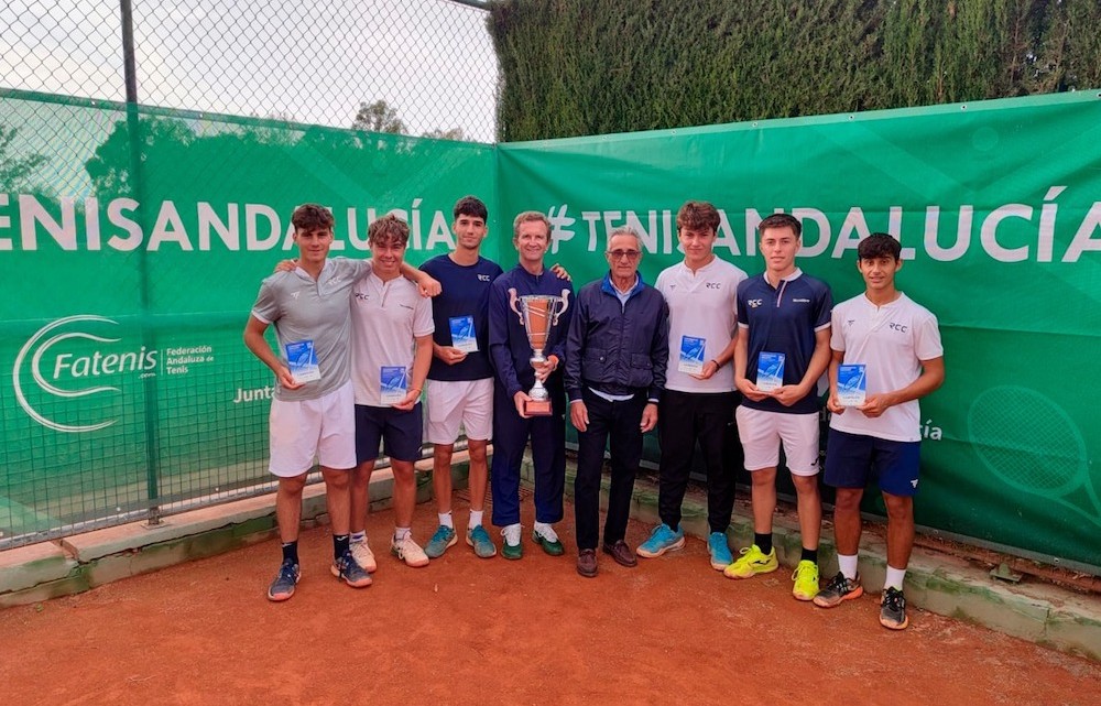 Alejandro López, con el Real Club El Candado, se proclaman Campeones de Andalucía por equipos absolutos en primera división La máxima competición por equipos que se celebra en Andalucía, se disputó en el Centro de Tecnificación de Tenis Blas Infante de Sevilla y acogió a los 8 mejores equipos en primera división. Una competición que ha demostrado el alto nivel de tenis absoluto que tiene Andalucía y en la que han participado los equipos del Real Club El Candado de Málaga, el Club Nazaret de Jerez, el Campus Tenis Club de Granada, el Club de Tenis Oromana de Alcalá de Guadaira, el Real Aero Club de Córdoba, la Asociación Club Río Grande de Mairena de Aljarafe, el Club de Tenis y Padel Bernier de Gelves y la Real Sociedad de Tenis de Granada. El equipo malagueño del que forma parte el pozoalbense Alejandro López estuvo formado además por, Rubén Fernández, Xavi Palomar, Hugo Sanz, Alejandro Benavides y Pablo Pérez, capitaneados por José Roses. En cuartos de final, ante el Real Aero Club de Córdoba, el equipo malagueño se impuso por 4-3, en una eliminatoria que se decidió en uno de los dobles. En semifinales y ante el Club Tenis Oromana de Sevilla, alcanzaron la final tras vencer por 4-1 En la final, ante el Campus Tenis Club de Granada, en una eliminatoria que se tuvo que decidir en los dobles, tras llegar el equipo malagueño con 3-2 a su favor al final de los individuales, después de las victorias de Alejandro López, Pablo Pérez y Rubén Fernández para el equipo malagueño y de Javier Molino y José Miguel Fernández para el equipo granadino. El enfrentamiento entre Javier Molino/Nicolas Joseph (Campus) y Xavi Palomar/Pablo Pérez (El Candado) fue clave, donde acabó con la victoria del Real Club El Candado por 7-5 y 6-1. Es el primer título absoluto por equipos en primera división para el equipo del Real Club El Candado. El Real Club El Candado ha conseguido este año por equipos ser campeón de Andalucía sub 18 y campeón de Andalucía absoluto, además de ser finalista en el Campeonato de España Sub 18, con Alejandro López de integrante.