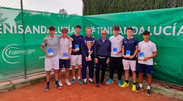 Alejandro López, con el Real Club El Candado, se proclaman Campeones de Andalucía por equipos absolutos en primera división La máxima competición por equipos que se celebra en Andalucía, se disputó en el Centro de Tecnificación de Tenis Blas Infante de Sevilla y acogió a los 8 mejores equipos en primera división. Una competición que ha demostrado el alto nivel de tenis absoluto que tiene Andalucía y en la que han participado los equipos del Real Club El Candado de Málaga, el Club Nazaret de Jerez, el Campus Tenis Club de Granada, el Club de Tenis Oromana de Alcalá de Guadaira, el Real Aero Club de Córdoba, la Asociación Club Río Grande de Mairena de Aljarafe, el Club de Tenis y Padel Bernier de Gelves y la Real Sociedad de Tenis de Granada. El equipo malagueño del que forma parte el pozoalbense Alejandro López estuvo formado además por, Rubén Fernández, Xavi Palomar, Hugo Sanz, Alejandro Benavides y Pablo Pérez, capitaneados por José Roses. En cuartos de final, ante el Real Aero Club de Córdoba, el equipo malagueño se impuso por 4-3, en una eliminatoria que se decidió en uno de los dobles. En semifinales y ante el Club Tenis Oromana de Sevilla, alcanzaron la final tras vencer por 4-1 En la final, ante el Campus Tenis Club de Granada, en una eliminatoria que se tuvo que decidir en los dobles, tras llegar el equipo malagueño con 3-2 a su favor al final de los individuales, después de las victorias de Alejandro López, Pablo Pérez y Rubén Fernández para el equipo malagueño y de Javier Molino y José Miguel Fernández para el equipo granadino. El enfrentamiento entre Javier Molino/Nicolas Joseph (Campus) y Xavi Palomar/Pablo Pérez (El Candado) fue clave, donde acabó con la victoria del Real Club El Candado por 7-5 y 6-1. Es el primer título absoluto por equipos en primera división para el equipo del Real Club El Candado. El Real Club El Candado ha conseguido este año por equipos ser campeón de Andalucía sub 18 y campeón de Andalucía absoluto, además de ser finalista en el Campeonato de España Sub 18, con Alejandro López de integrante.