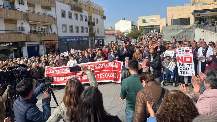 Concentración a las puertas del Hospital de Pozoblanco