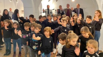 Alumnado del CEIP Virgen de las Cruces y autoridades durante la inauguración