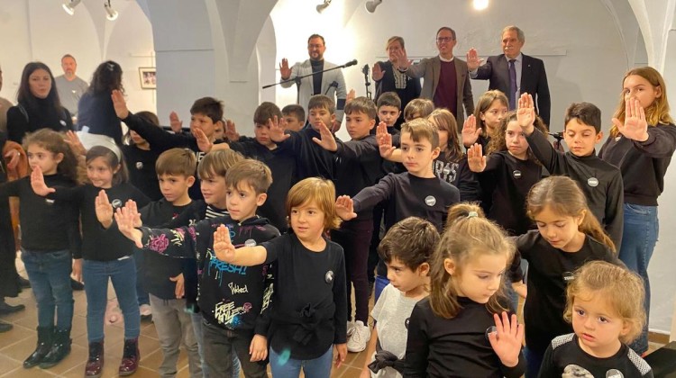 Alumnado del CEIP Virgen de las Cruces y autoridades durante la inauguración