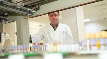 Félix Gascón en el laboratorio