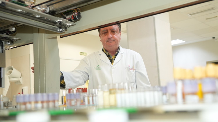 Félix Gascón en el laboratorio