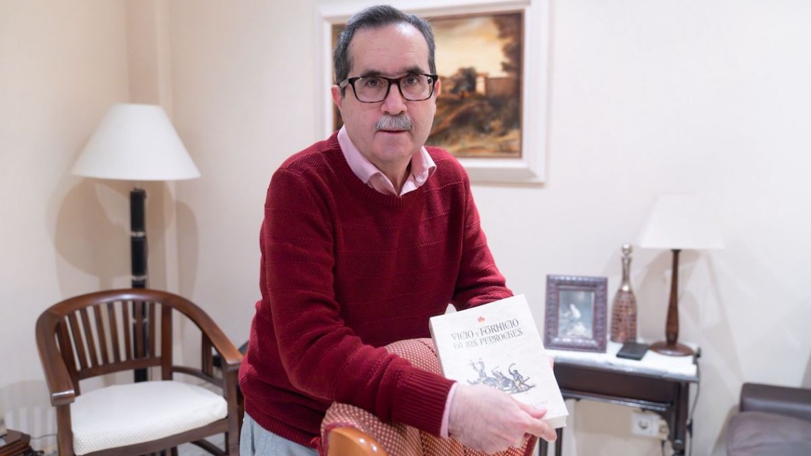 José Luis González Peralbo con su libro 'Vicio y fornicio en Los Pedroches'