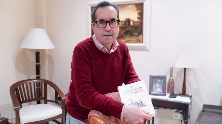 José Luis González Peralbo con su libro 'Vicio y fornicio en Los Pedroches'