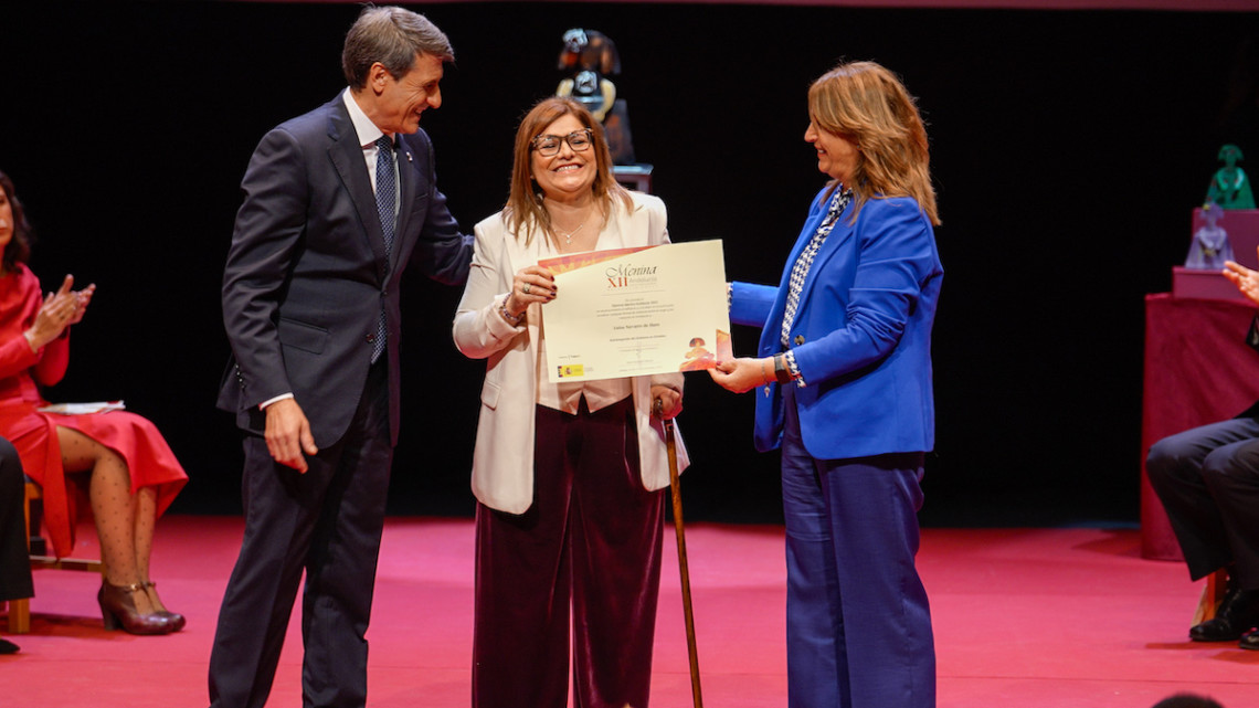 Luisa Navarro de Haro recogiendo su reconocimiento