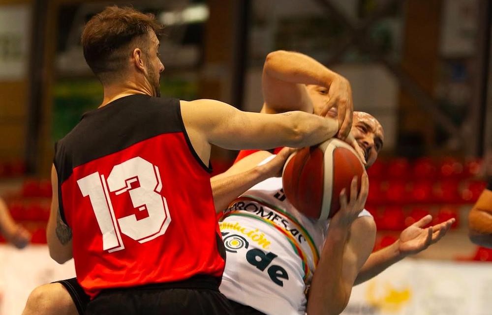 Jorge López pugnando por un balón