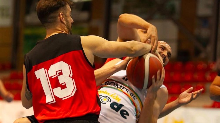 Jorge López pugnando por un balón