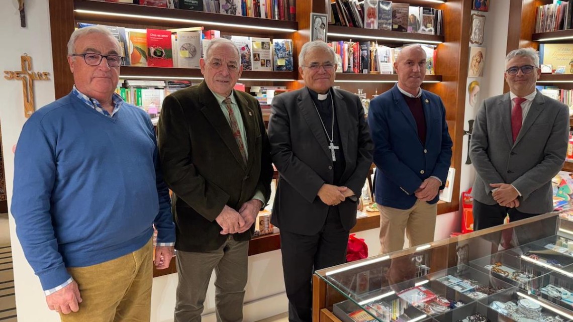 Representantes de ambas cofradías con el obispo de Córdoba