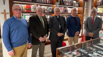 Representantes de ambas cofradías con el obispo de Córdoba