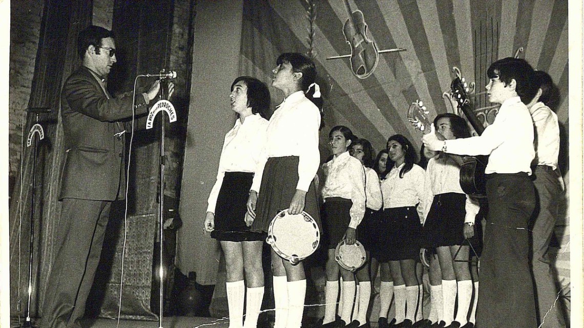 Concurso de villancicos organizado por el Ayuntamiento de Pozoblanco en 1973 en el Teatro San Juan. José María Sánchez tocando con el Coro de San Bartolomé y dirige por Don Manuel Moreno Arias