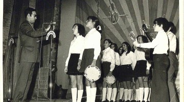 Concurso de villancicos organizado por el Ayuntamiento de Pozoblanco en 1973 en el Teatro San Juan. José María Sánchez tocando con el Coro de San Bartolomé y dirige por Don Manuel Moreno Arias