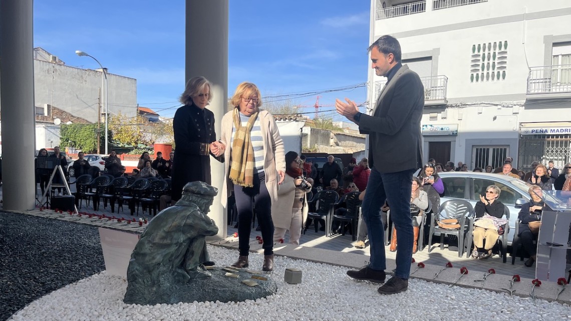 Una familiar colocando una de las piedras en la memoria junto a Isaac Reyes y Cristina García