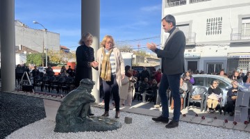 Una familiar colocando una de las piedras en la memoria junto a Isaac Reyes y Cristina García