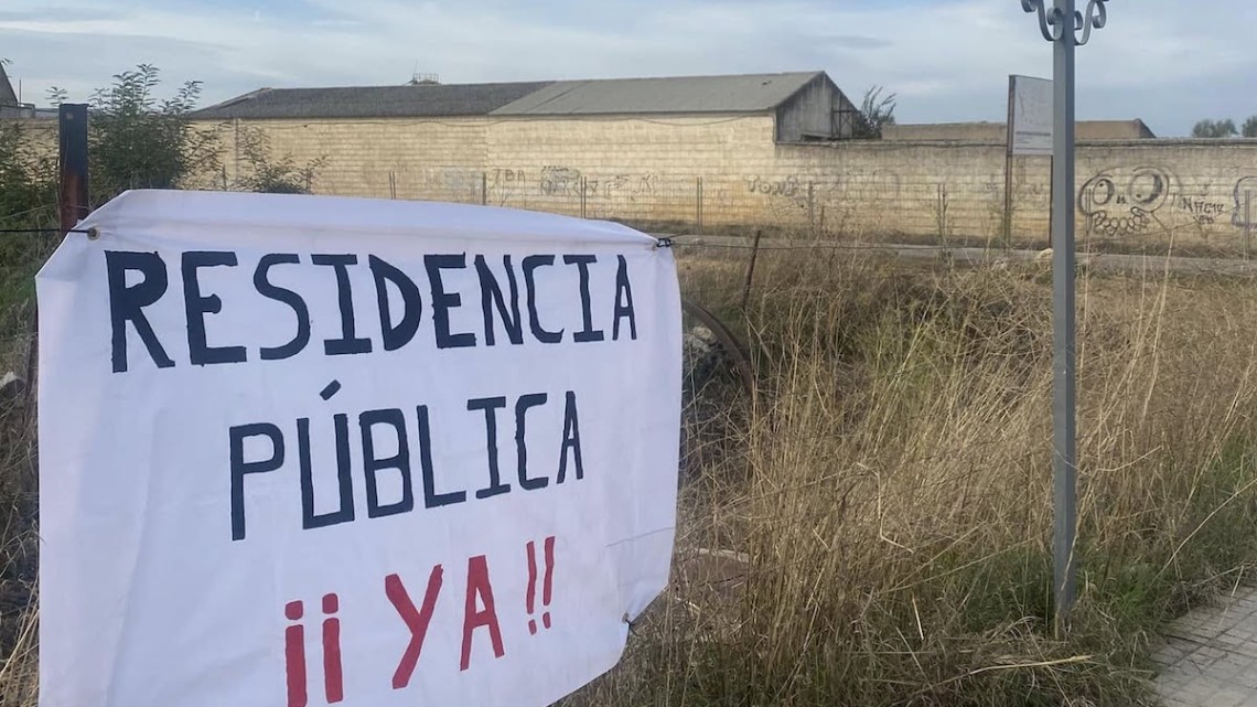 Cartel colocado en los terrenos donde iría la residencia de mayores